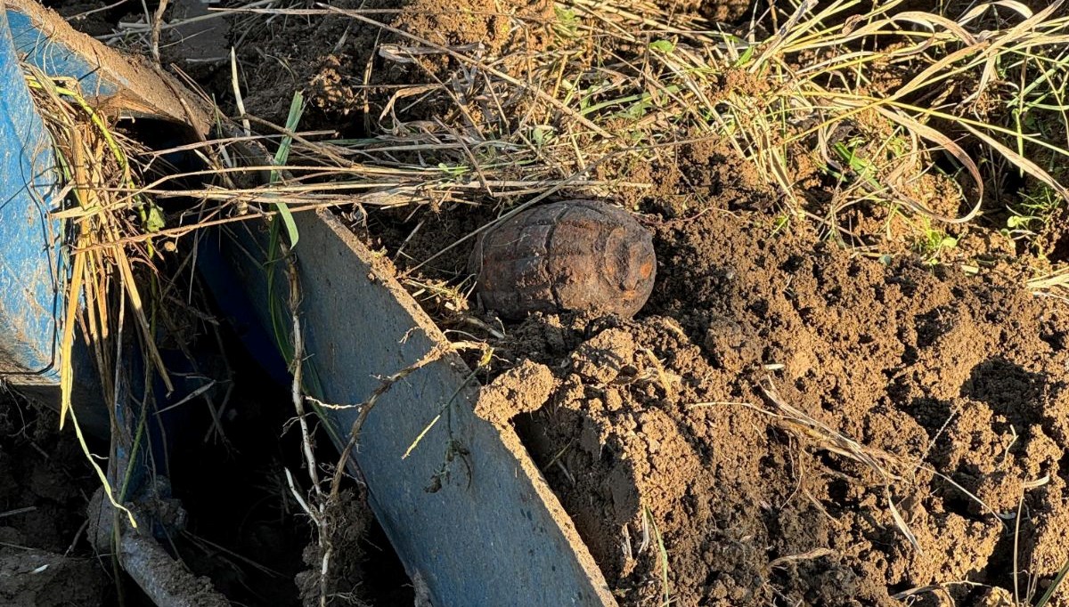 Tarlayı süren çiftçi patlamamış el bombası buldu