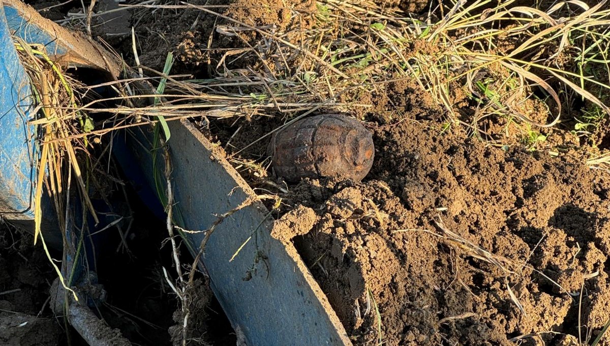 Tarlayı süren çiftçi patlamamış el bombası buldu Tarlayı süren çiftçi patlamamış el bombası buldu