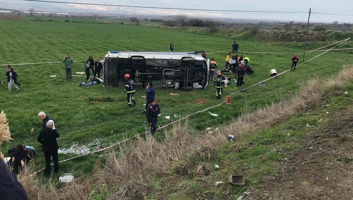 Denizli'de öğrencileri taşıyan servis midibüsü devrildi: İki ölü, 26 yaralı