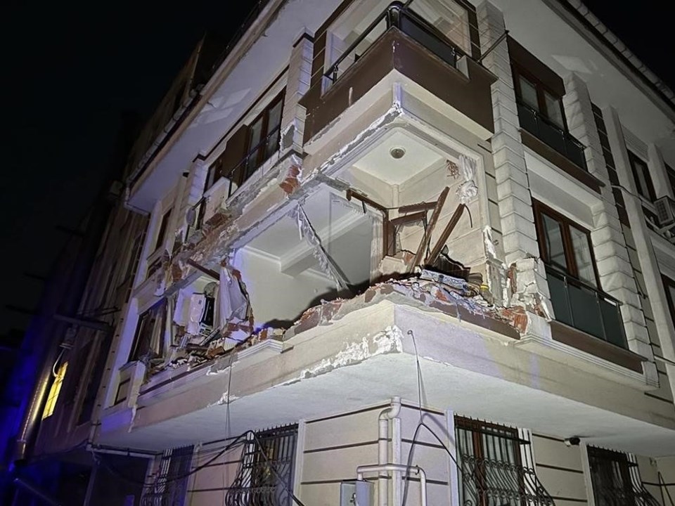 Güngören’de çöken binanın yanında zarar gören binalar mühürlendi - 1
