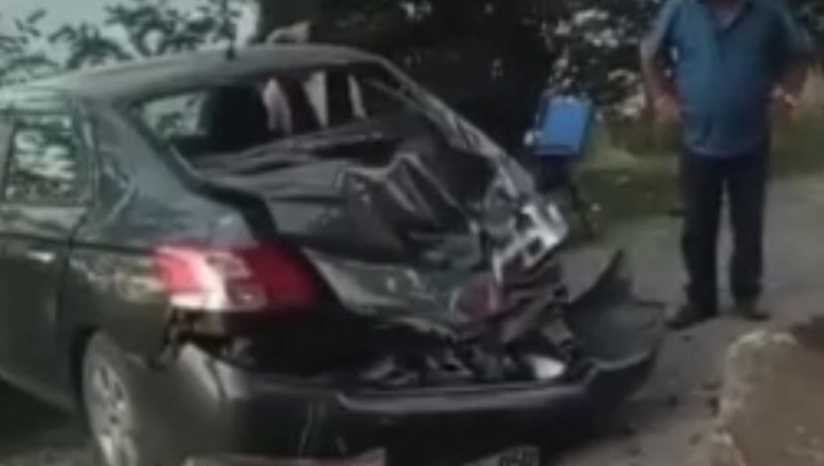 Kopan kaya parçası otomobile düştü Kopan kaya parçası otomobile düştü
