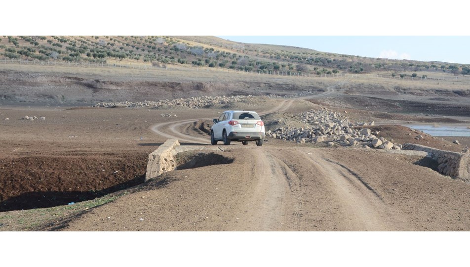 Göl kurudu, eski yol ortaya çıktı