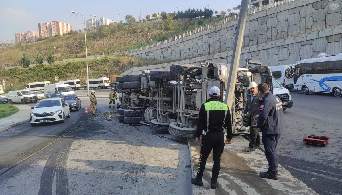 Virajı alamayan beton mikseri devrildi