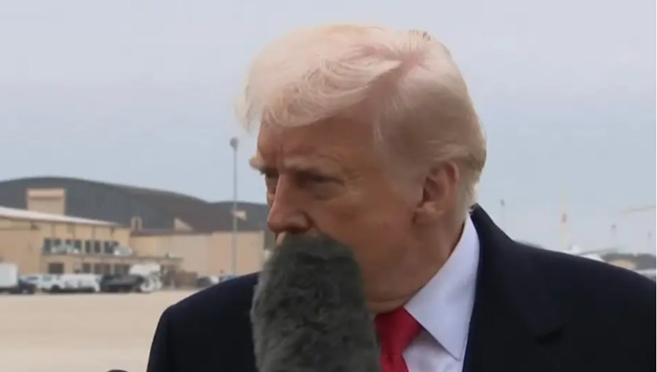 Mikrofon Trump’ın ağzına çarptı, muhabire ters ters baktı: "Bu gece televizyona çıktı"