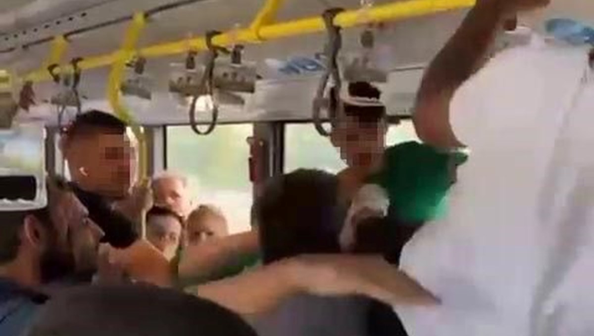 Metrobüste uçan tekmeli kavga Metrobüste uçan tekmeli kavga