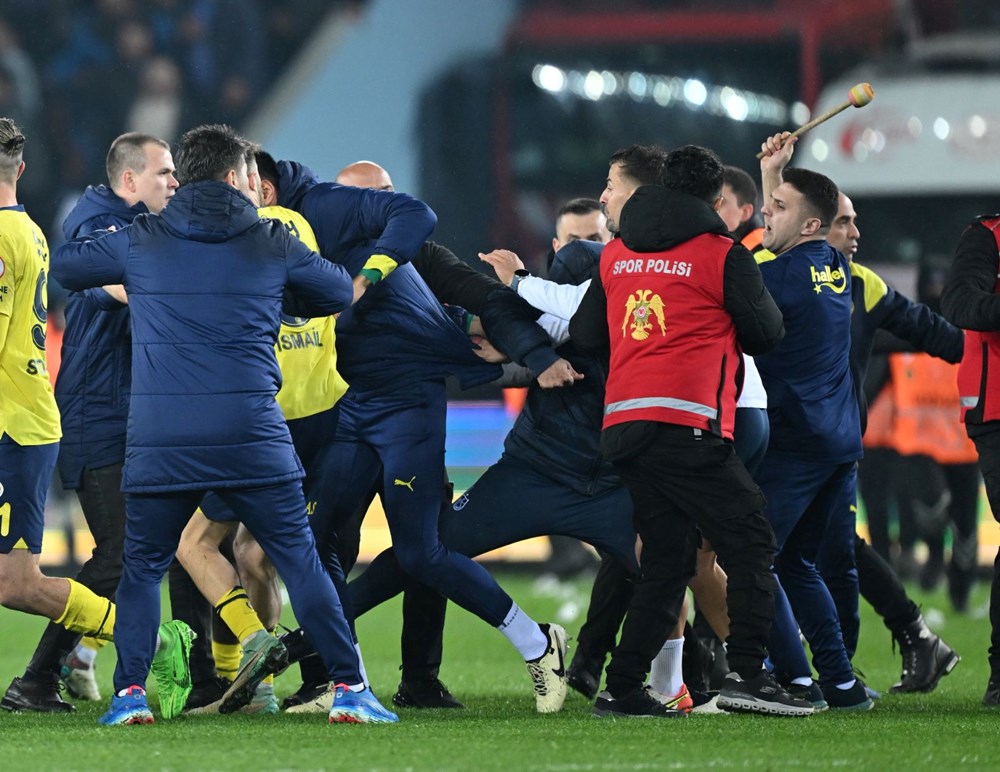 Trabzon'da maç sonu saha karıştı: 12 kişi gözaltında - 21