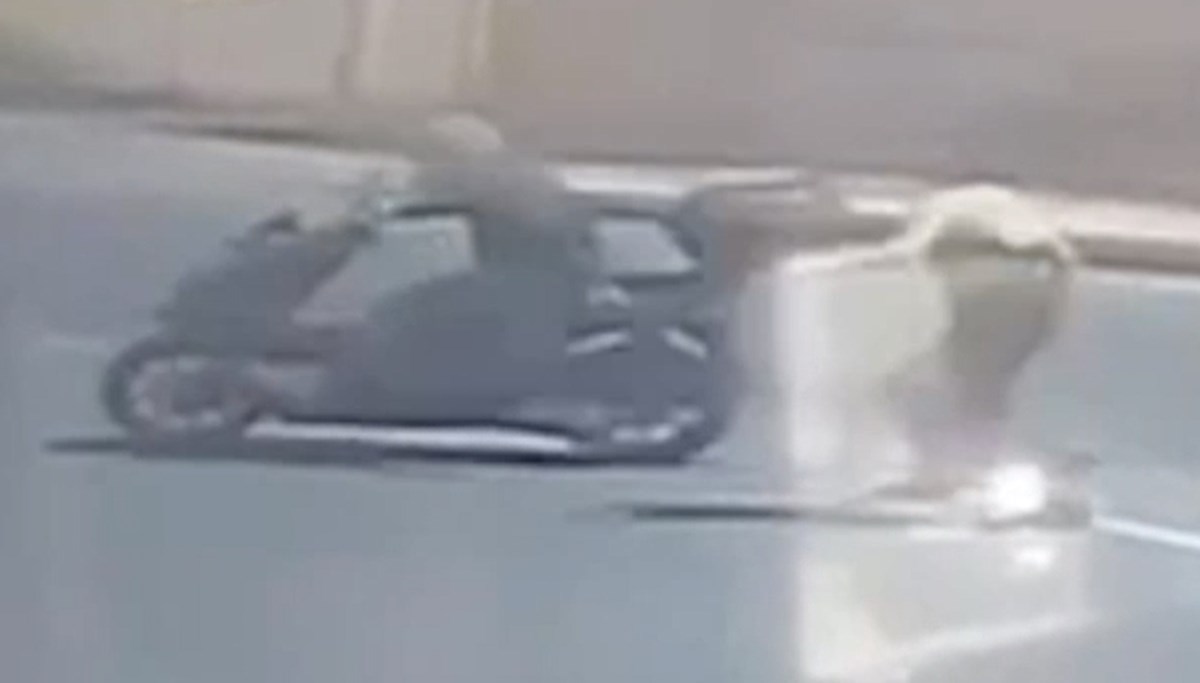 Küçükçekmece'de iğrenç olay: Yolda yürüyen kadına taciz kamerada Küçükçekmece'de iğrenç olay: Yolda yürüyen kadına taciz kamerada