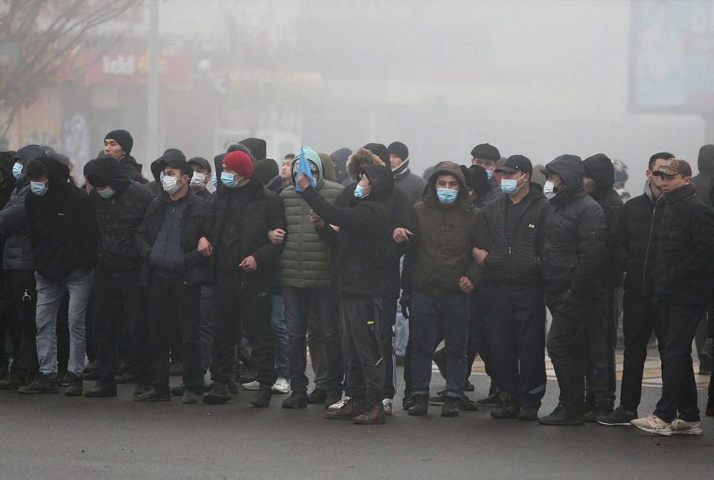 Kazakistan’ın Almatı şehrinde protestocular Valilik binasına girdi, başkentte OHAL ilan edildi - 22