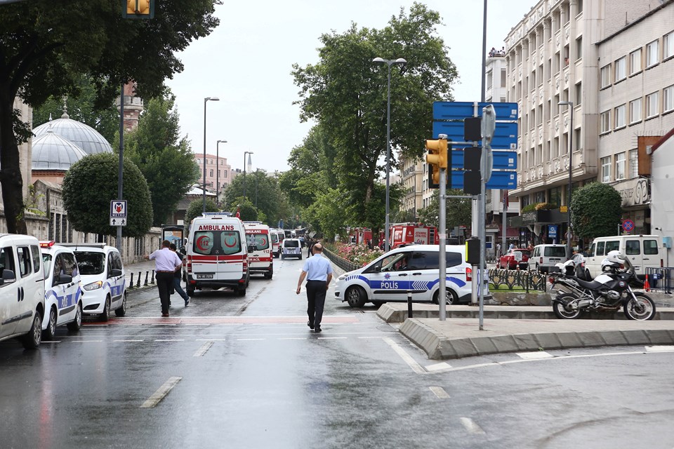 İstanbul Vezneciler'de polise bombalı araçla saldırı - 1