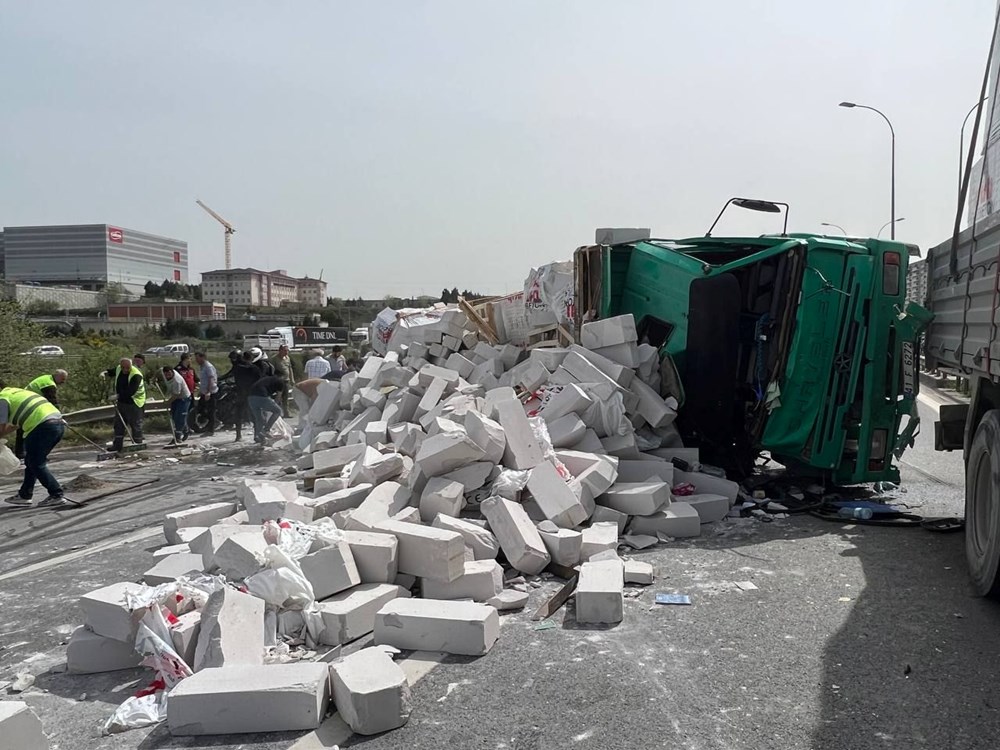 Otoyolda 3 kamyonun karıştığı kaza: İstanbul yönünde trafik
durdu - 4