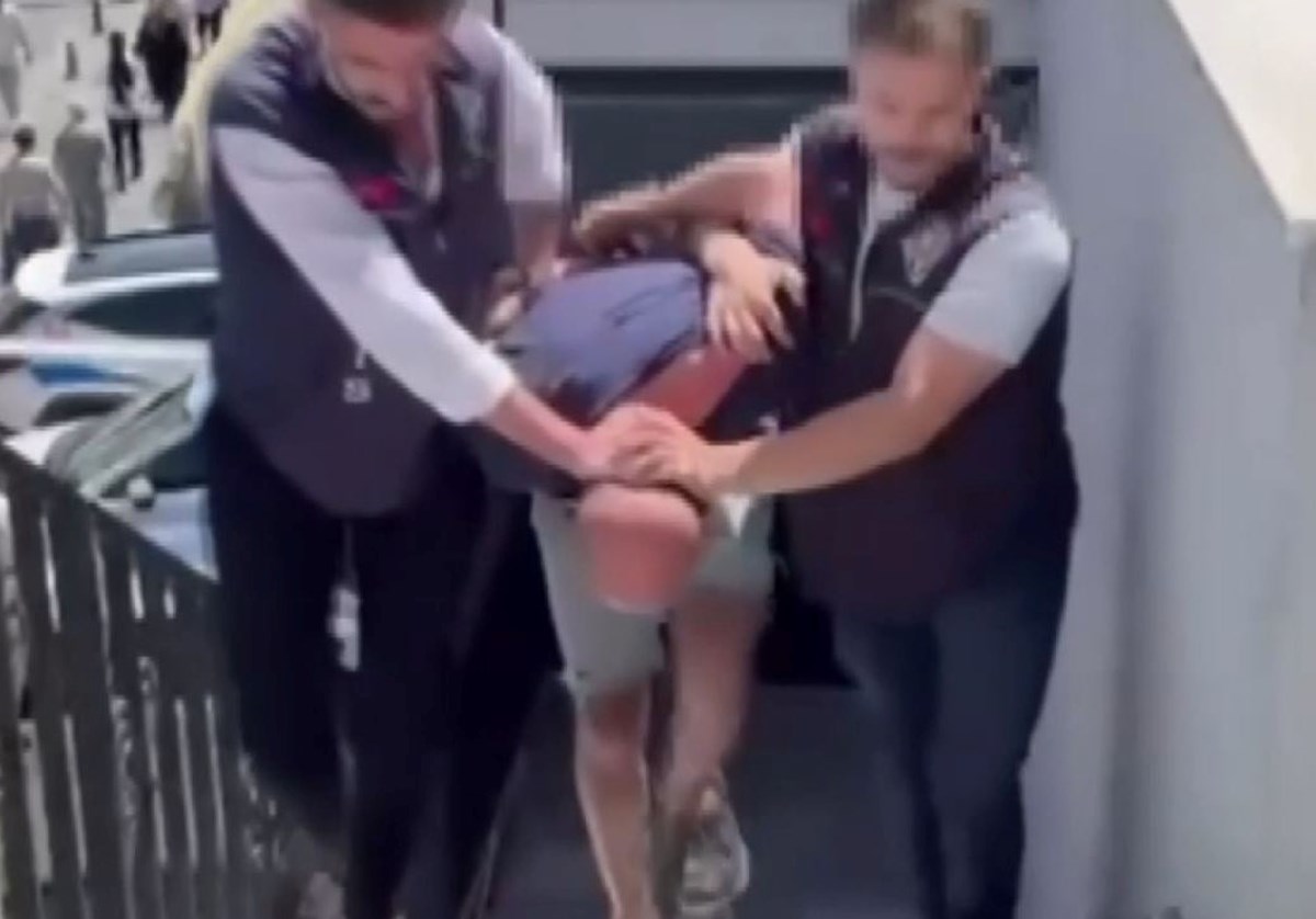 M.G., evinde yakalanarak gözaltına alındı ve tutuklanarak cezaevine gönderildi. M.G., evinde yakalanarak gözaltına alındı ve tutuklanarak cezaevine gönderildi.