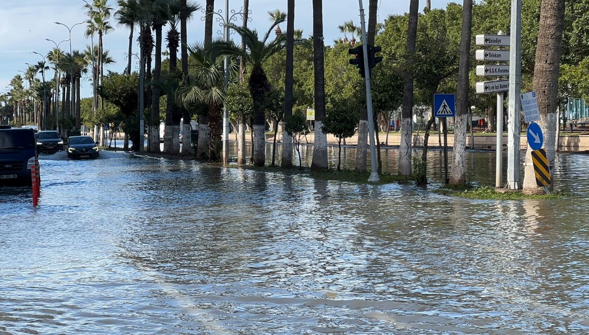 Hatay'da deprem sonrası deniz taştı