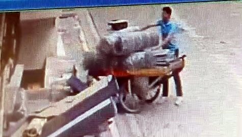 Esenyurt'ta polis el arabalı hırsızı arıyor