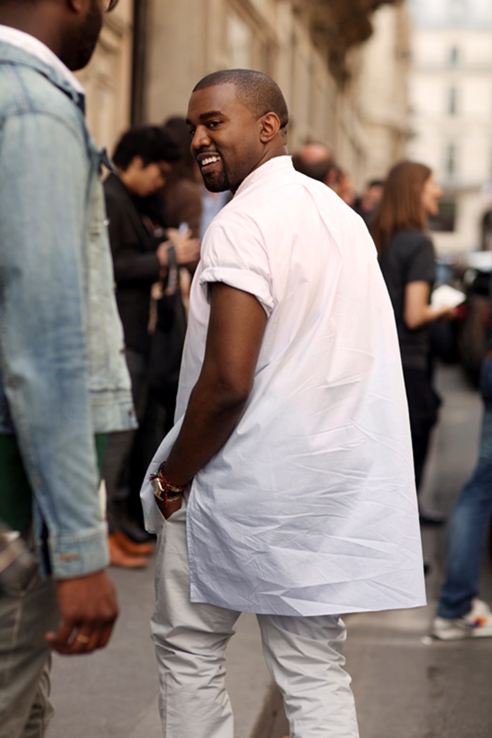 Kanye west paris. Канье Уэст 2010. Канье Уэст стрит. Канье Уэст стиль 2011. Kanye West в белой рубашке.