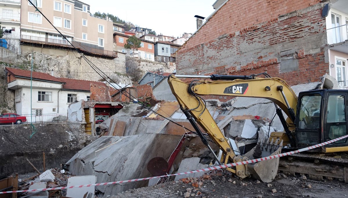 Gürültüyle uyandılar: 2 katlı bina inşaat çukuruna çöktü