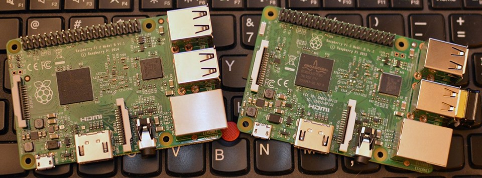 Raspberry Pi 2 (solda) ve Raspberry Pi 3 (sağda) arasındaki donanım farkını gözle ayırt edebilmek oldukça güç.