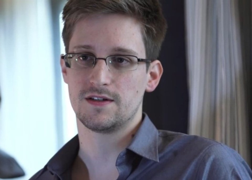 FBI ile "şifre savaşı"na tutuşan Apple, geçtiğimiz hafta Eski Merkezi İstihbarat Teşkilatı (CIA) ve eski Ulusal Güvenlik Dairesi (NSA) çalışanı Edward Snowden'in kullandığı Signal isimli mesajlaşma uygulamasını geliştiren Frederic Jacobs'u ekibe dahil etmişti.