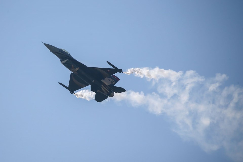 SOLOTÜRK'TEN GÖSTERİ UÇUŞU