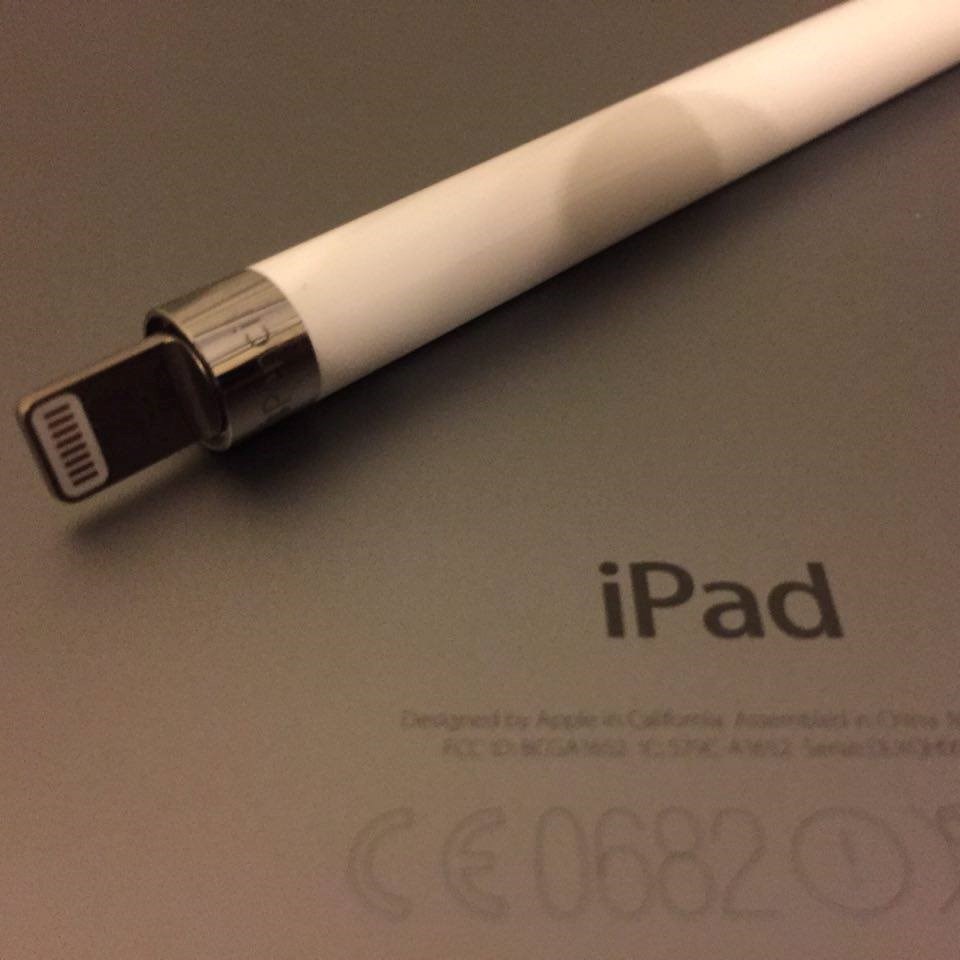 12 saatlik bir kullanım sunan akıllı kalemin acil durumlar için de bir çözümü mevcut. Apple Pencil’ın manyetik kapağını çıkardıktan sonra kalemin arkasında bulunan Lightning bağlantısını iPad Pro’nun şarj girişine bağladığınızda hızlı bir şekilde şarj olan kalem, 15 saniyede 30 dakikalık bir pil ömrüne kavuşuyor.
