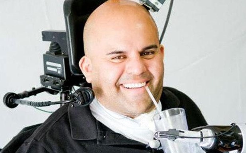 Felçli Erik Sorto düşüncelerini algılayan sensörler aracılığıyla bir robot kolu hareket ettirebiliyor.