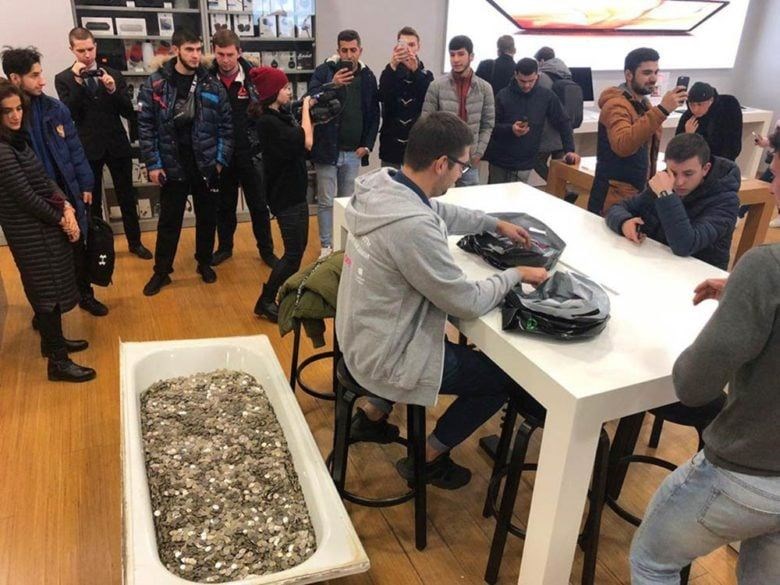 Bir küvet bozuk parayla iPhone XS satın aldı