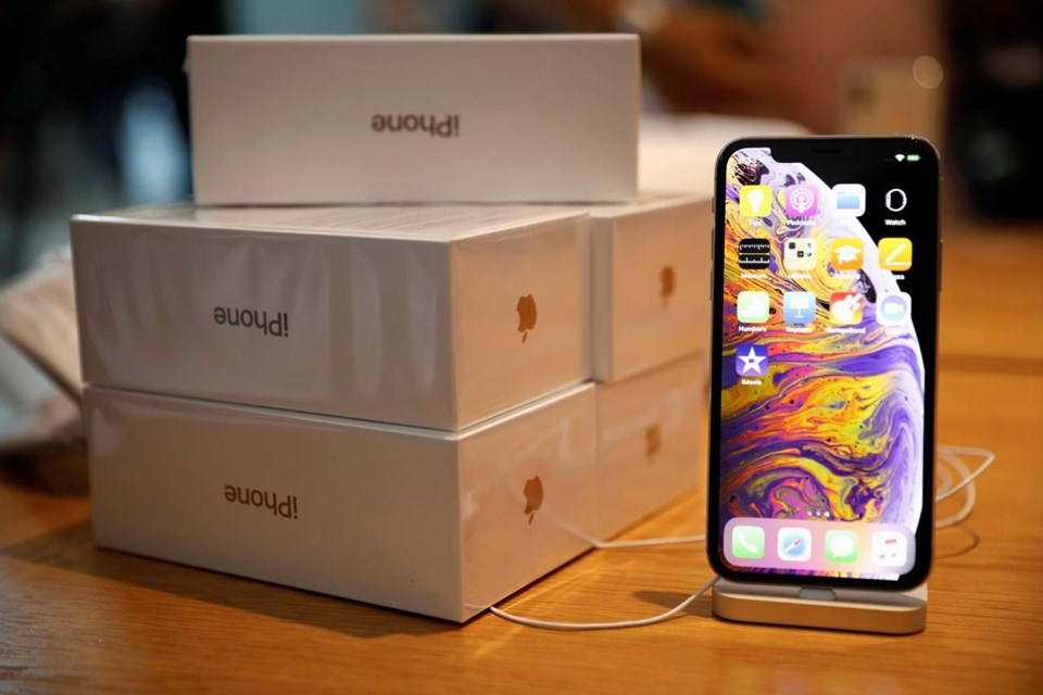 Bir küvet bozuk parayla iPhone XS satın aldı