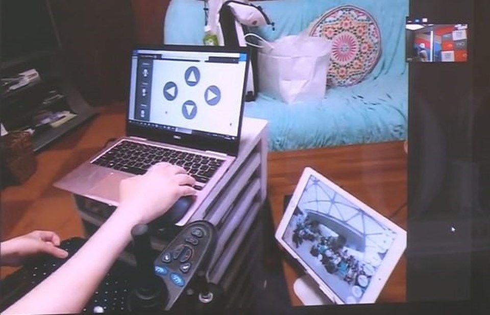 Evden çıkamayan vatandaşlar laptop'ları üzerinden kafede hizmet veren robotları yönetiyor.