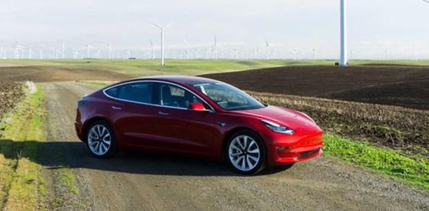 Elon Musk yeni Tesla Model 3'ü duyurdu