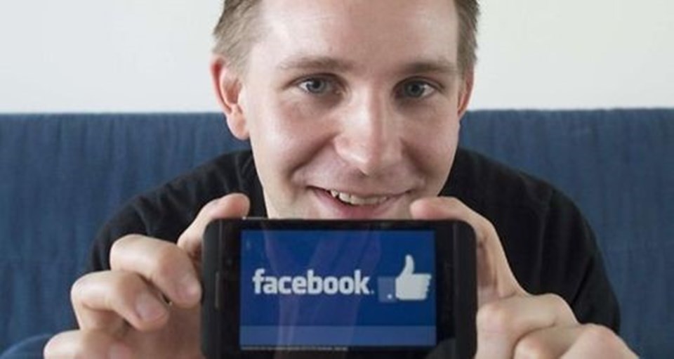 28 yaşındaki Max Schrems "Avrupa Facebook'a Karşı" isimli tek kişilik bir organizasyonun üyesi. Schrems bu organizasyonu da sadece yaptığı çalışmaların hukuki boyutunda kendisine kolaylık sağlaması açısından kurduğunu açıkladı.