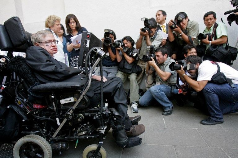 Stephen Hawking fizik profesör tekerlekli sandalye gazeteciler Stephen Hawking fizik profesör tekerlekli sandalye gazeteciler