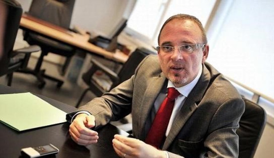Fransa Sosyalist Parti milletvekili Yann Galut, Apple'ın mahkeme kararına uymaması durumunda iPhone başına 1 milyon euro ile cezalandırılmasını istiyor.