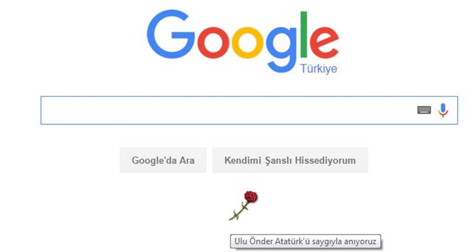 Karanfilin üzerine gelindiğinde ‘Ulu önder Atatürk’ü saygıyla anıyoruz’ yazısı beliriyor.