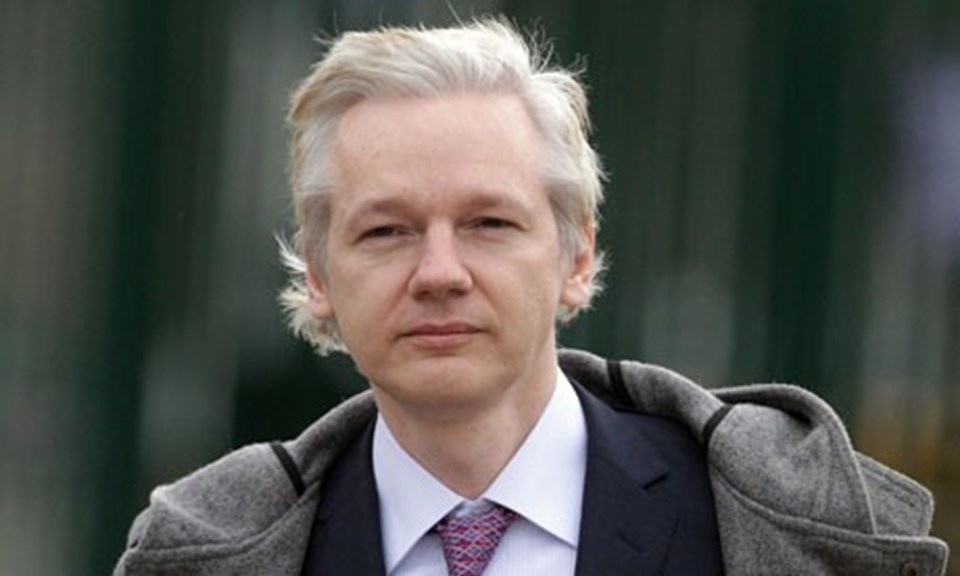 Cinsel istismar suçlaması ile İsveç'e iadesi istenen Assange, 2012'den beri Ekvador'un Londra'daki elçilik binasında yaşıyor.