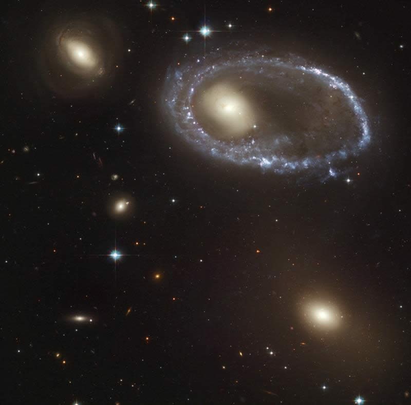 Hubble'dan masal gibi görüntüler