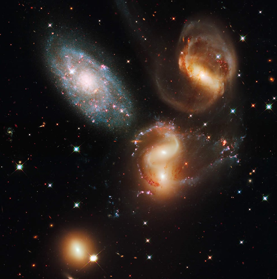 Hubble'dan masal gibi görüntüler