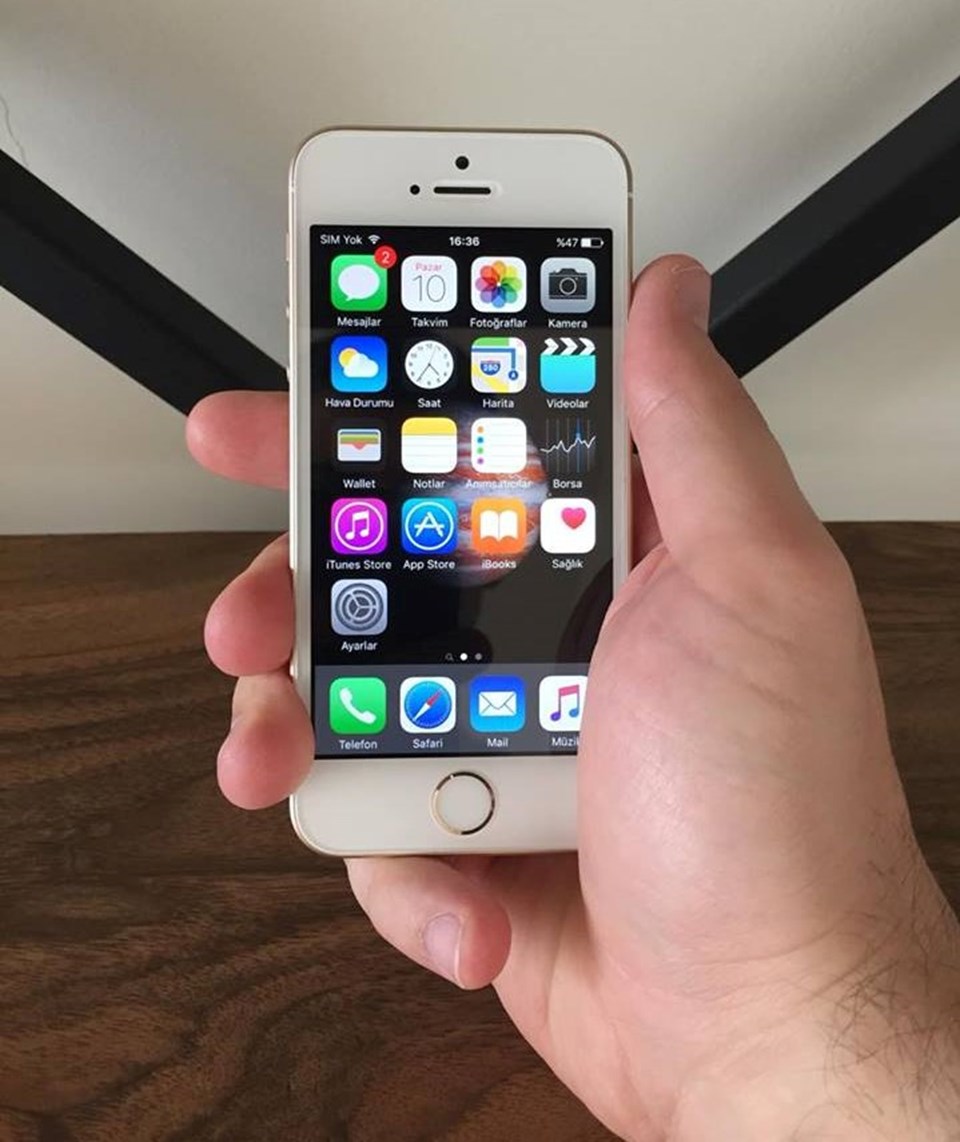 4 inç'lik ekrana sahip olan iPhone SE'de 64 bit A9 işlemci ve M9 hareket yardımcı işlemci yer alıyor.