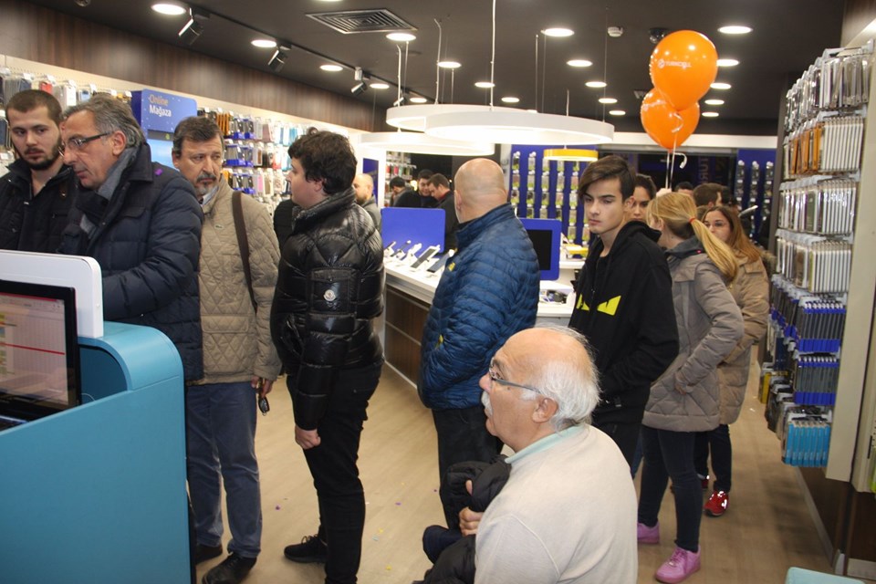 TURKCELL'DE GECE KUYRUĞU