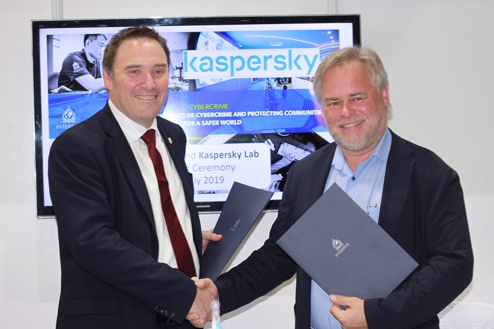 Kaspersky CEO’su Eugene Kaspersky (sağda) NTERPOL Polis Hizmetleri Yönetici Direktörü Tim Morris (solda)