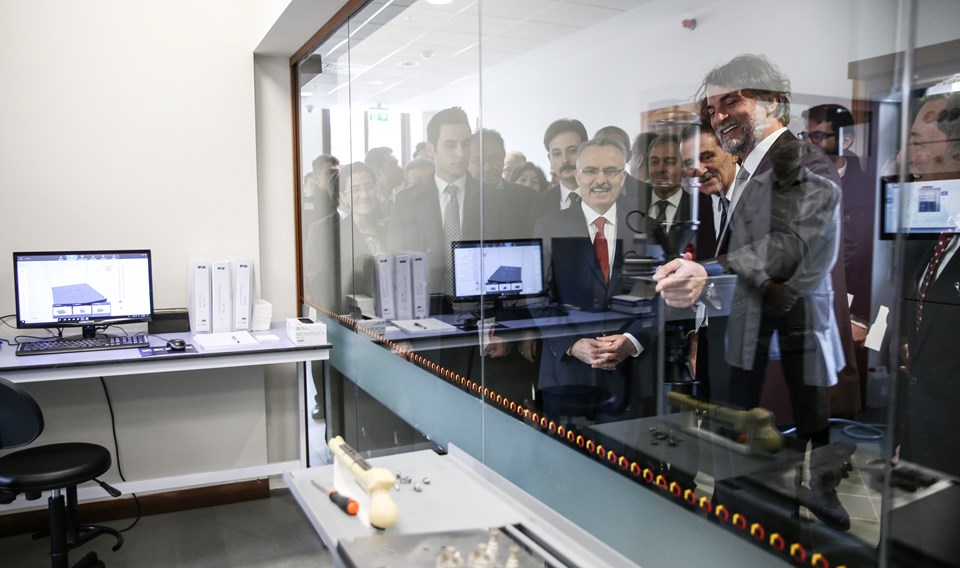 KUTTAM açılış töreni, Koç Üniversitesi Rumeli Feneri Kampüsünde Cumhurbaşkanlığı Strateji ve Bütçe Başkanlığı Başkanı Naci Ağbal (solda), ve KUTTAM Direktörü Prof. Dr. İhsan Solaroğlu'nun (sağda) katılımıyla gerçakleştirildi. Açılışın ardından Ağbal, "KUTTAM"ı gezerek bilgi aldı.