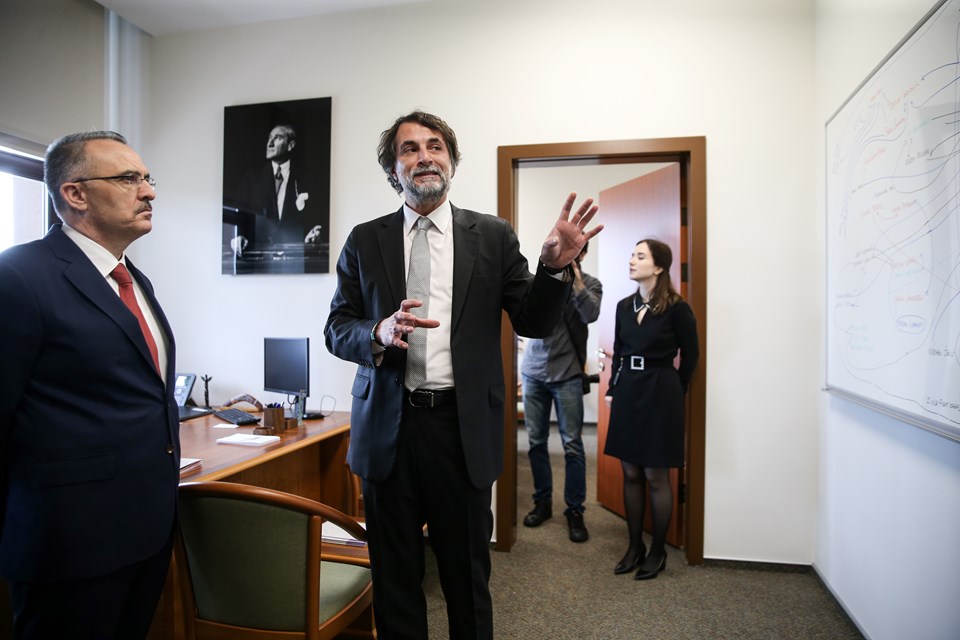KUTTAM açılış töreni, Koç Üniversitesi Rumeli Feneri Kampüsünde Cumhurbaşkanlığı Strateji ve Bütçe Başkanlığı Başkanı Naci Ağbal (solda), ve KUTTAM Direktörü Prof. Dr. İhsan Solaroğlu'nun (sağda) katılımıyla gerçakleştirildi. Açılışın ardından Ağbal, "KUTTAM"ı gezerek bilgi aldı.