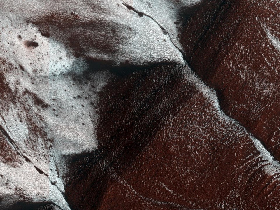 Mars’ın donmuş yamaçları