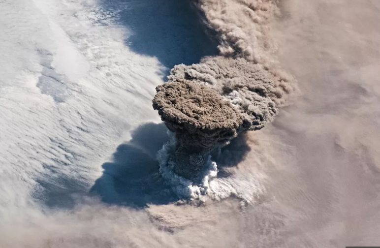 RAİKOKE VOLKANI PATLAMASI UZAYDAN GÖRÜNTÜLENDİ