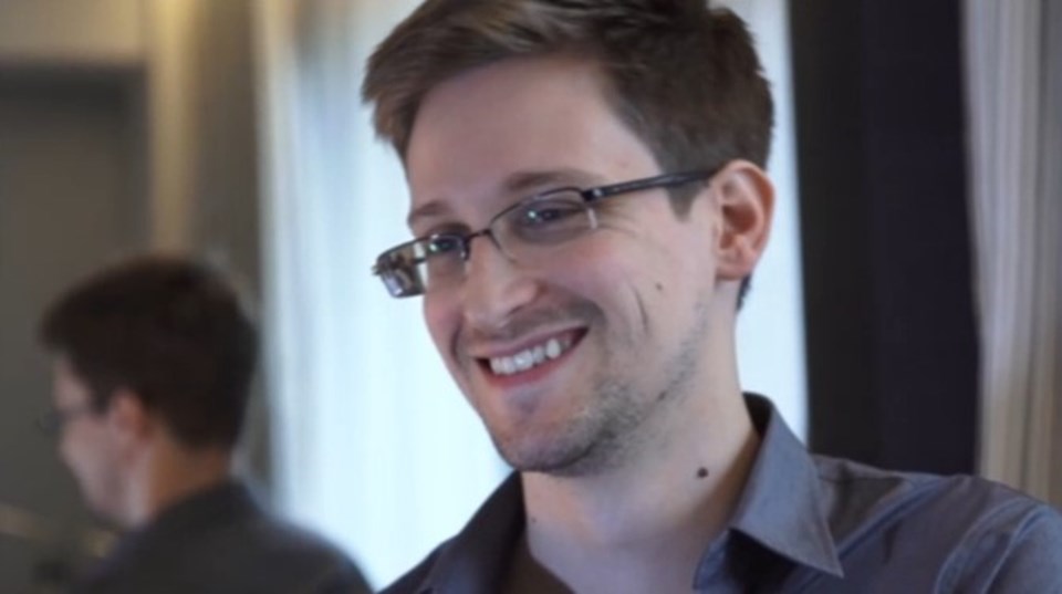 Sızdırdığı belgeler yüzünden hakkında yakalama emri bulunana Snowden, 'geçici sığınmacı' statüsyle Rusya'da yaşıyor.