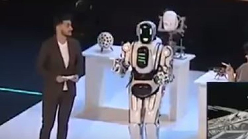 RUSYA'NIN 'İLERİ TEKNOLOJİ ROBOT'U KOSTÜM GİYMİŞ İNSAN ÇIKTI