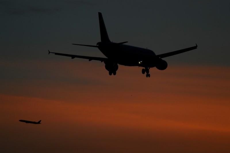 UÇAKLARIN ARKASINDAKİ BEYAZ İZLER NEDEN OLUŞUR?