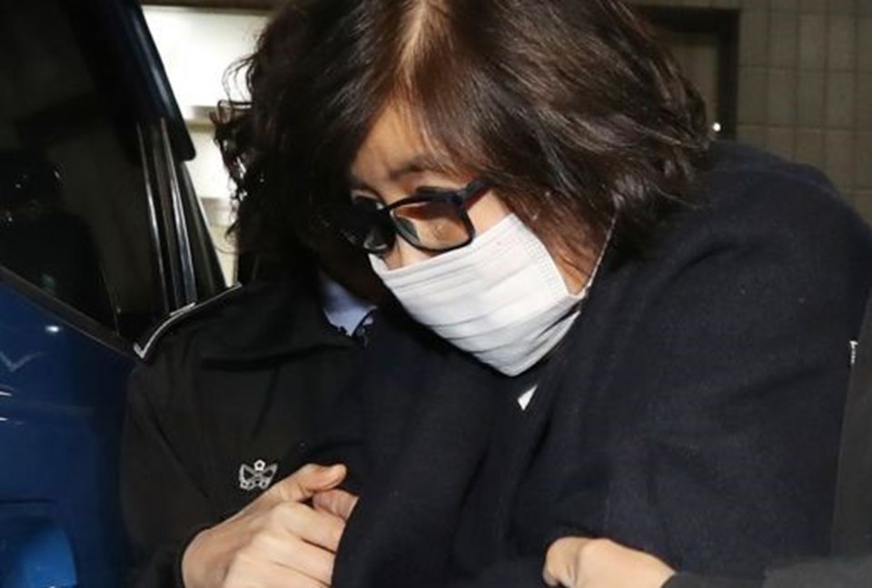 Devlet başkanının yakın arkadaşı Choi, bir tarikat lideri olan Choi Tae-min'in kızı