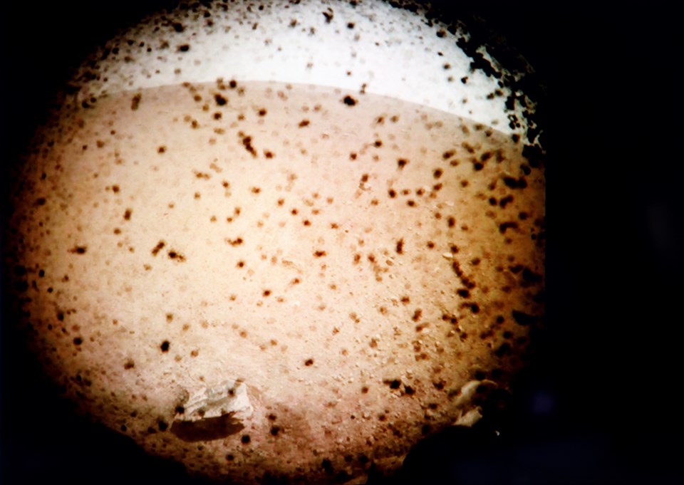 İşte "InSight"ın Mars yüzeyinde çektiği ilk fotoğraf.