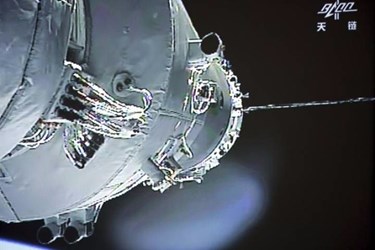 1979'da ise NASA)'nınkontrolünü neredeyse tamamen kaybettiği 77 tonluk uzay istasyonu Skylab da hızla yeryüzüne düşüşe geçmiş, büyük parçalardan bazıları Batı Avustralya'ya düşmüştü.