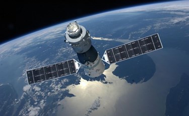 <p>2013 yılından bu yana herhangi bir astronotun görev yapmadığı Tiangong-1 (Cennet Sarayı-1), isimli uzay aracı kontrolden çıkmış bir şekilde gezegenimize doğru ilerliyor. Çin'in 2011 yılında yörüngeye fırlattığı istasyonun bugün gezegenimize düşmesi bekleniyor. Çin Dışişleri Bakanlığı konu ile ilgili yaptığı açıklamada düşen uzay istasyonunun bir hasara yol açmasını beklemediklerini açıkladı.</p>