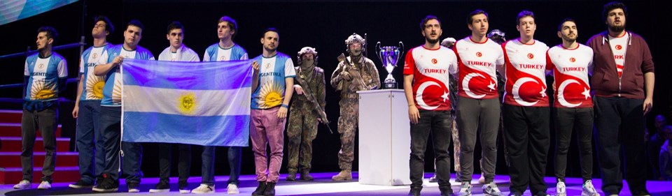 Arjantin ve Türkiye CS: GO Milli Takımları maçtan önce kupayla poz verdi.